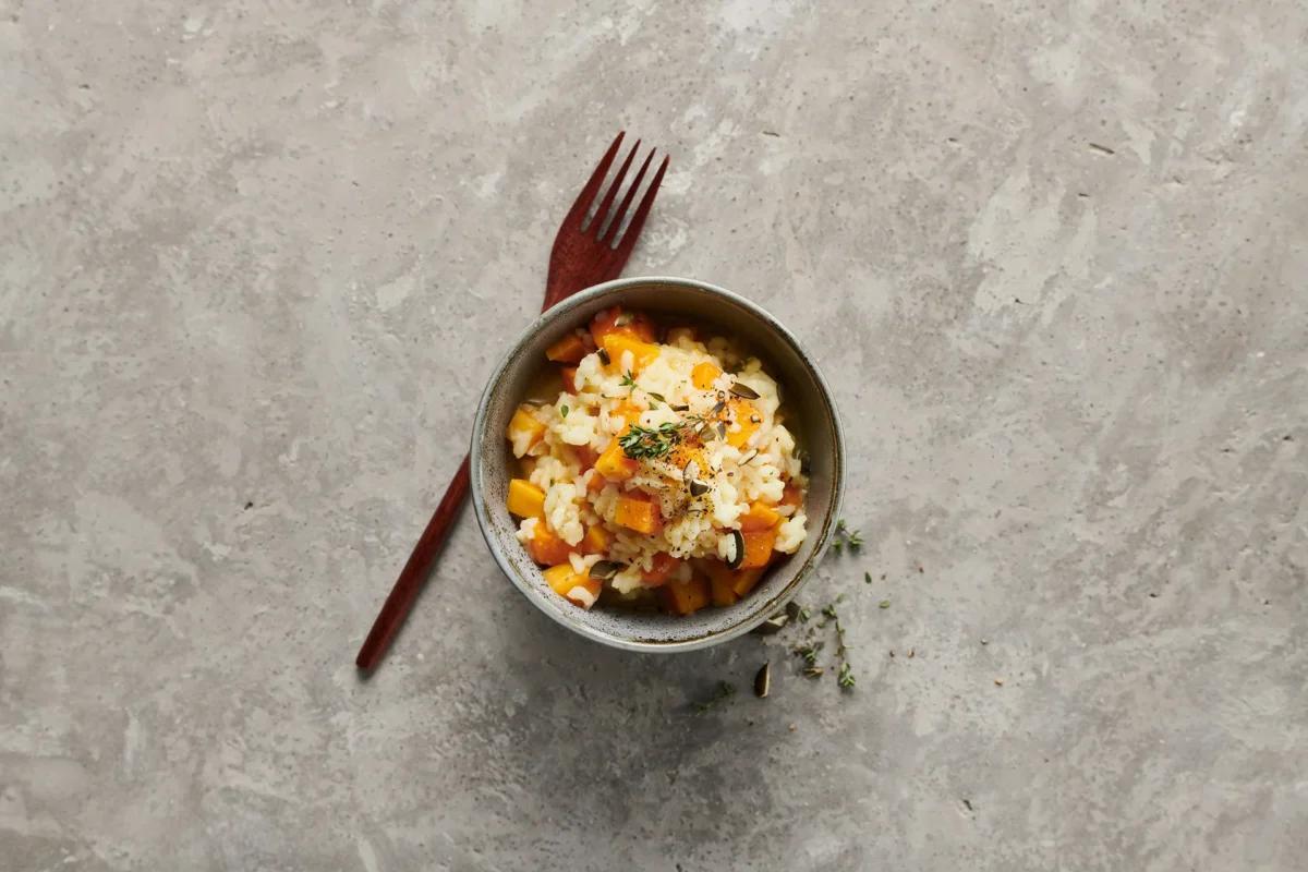 Kürbisrisotto aus der Kategorie Getreide (2). Das fertige Gericht schön angerichtet und fotografiert aus Vogelperspektive (Food Fotografie). Serviervorschlag, Original Tiptopf Rezept, aus dem bekanntesten Kochbuch der Schweiz