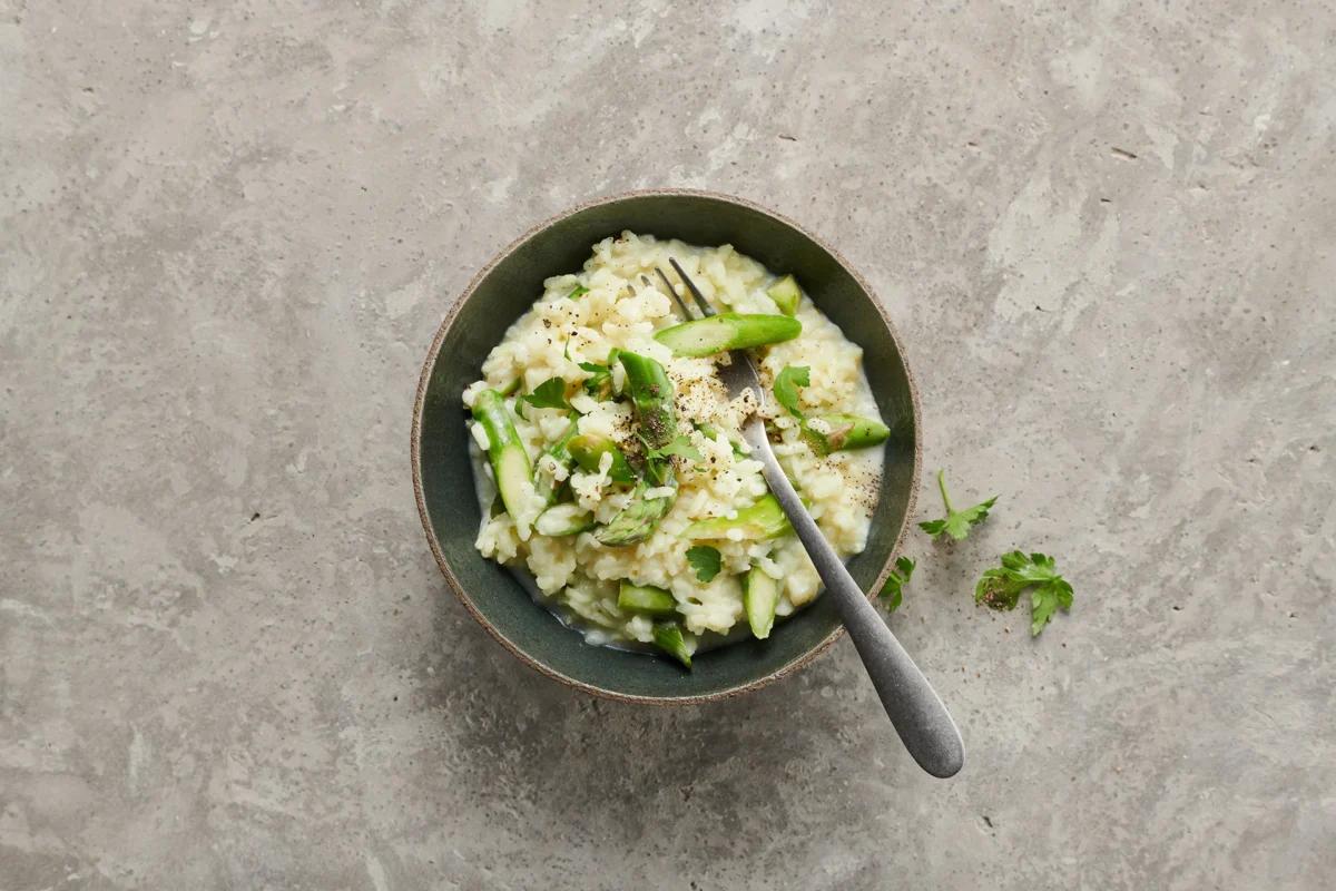 Spargelrisotto aus der Kategorie Getreide (2). Das fertige Gericht schön angerichtet und fotografiert aus Vogelperspektive (Food Fotografie). Serviervorschlag, Original Tiptopf Rezept, aus dem bekanntesten Kochbuch der Schweiz