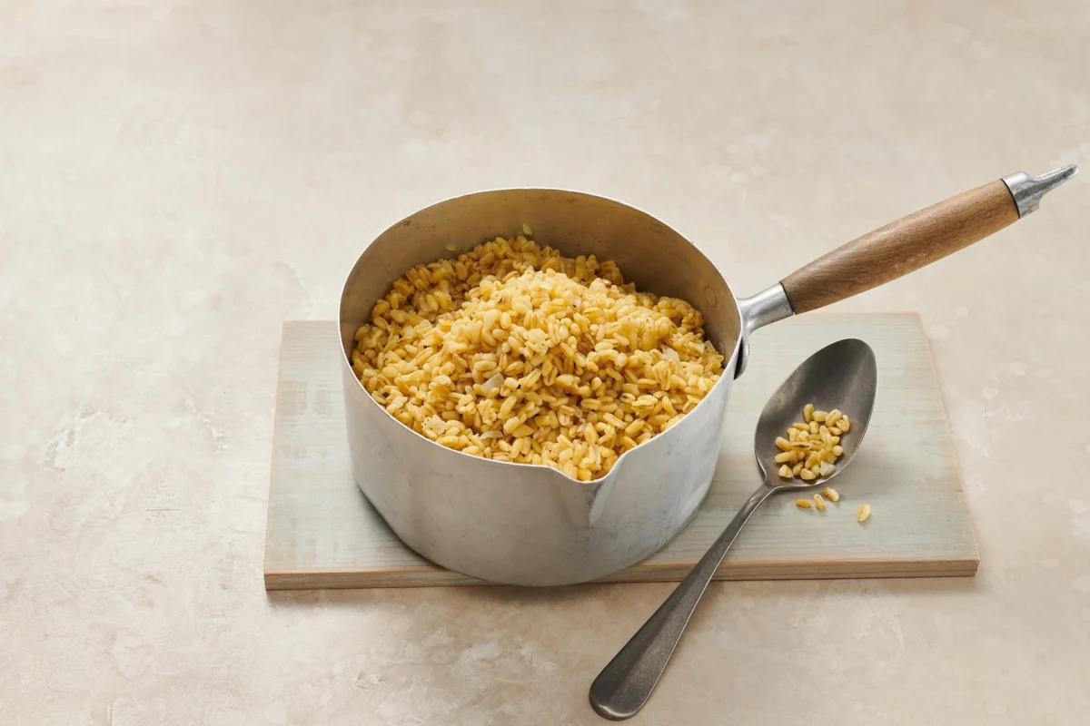Ebly®, aus der Kategorie . Zubereitungsmethode Dünsten. Das fertige Gericht schön angerichtet und fotografiert aus Vogelperspektive (Food Fotografie). Serviervorschlag, Original Tiptopf Rezept, aus dem bekanntesten Kochbuch der Schweiz