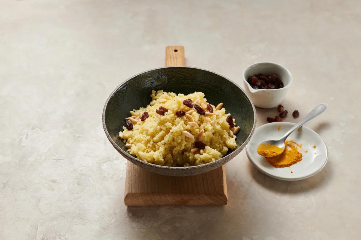 Couscous aus der Kategorie Getreide. Das fertige Gericht schön angerichtet und fotografiert aus Vogelperspektive (Food Fotografie). Serviervorschlag, Original Tiptopf Rezept, aus dem bekanntesten Kochbuch der Schweiz