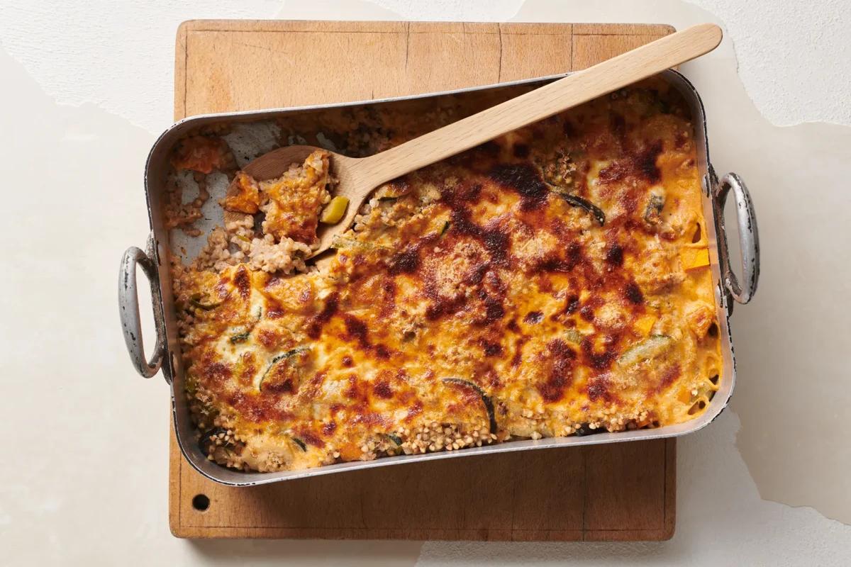 Buchweizengratin aus der Kategorie Getreide (2). Das fertige Gericht schön angerichtet und fotografiert aus Vogelperspektive (Food Fotografie). Serviervorschlag, Original Tiptopf Rezept, aus dem bekanntesten Kochbuch der Schweiz