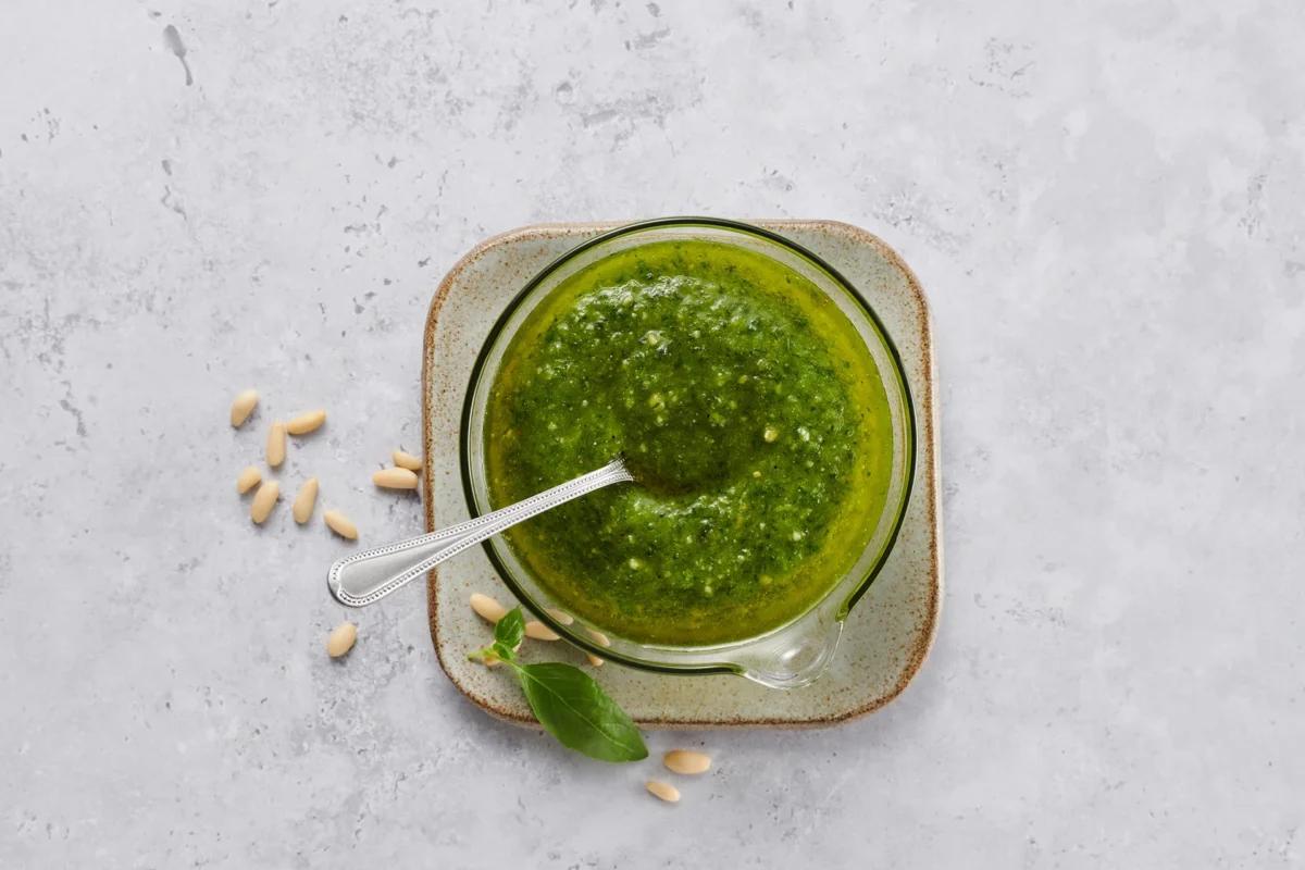 Pesto. Das fertige Gericht schön angerichtet und fotografiert aus Vogelperspektive (Food Fotografie). Serviervorschlag, Original Tiptopf Rezept, aus dem bekanntesten Kochbuch der Schweiz