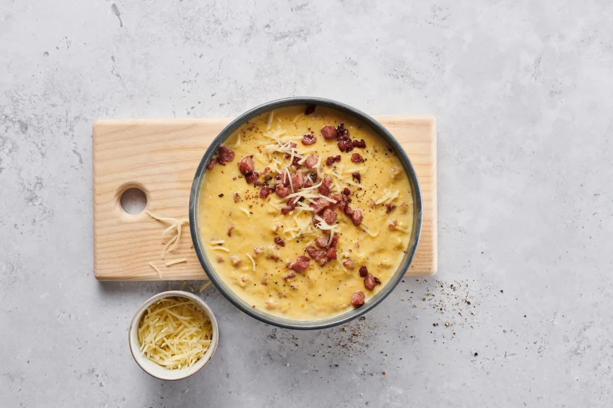 Carbonara aus der Kategorie Getreide. Das fertige Gericht schön angerichtet und fotografiert aus Vogelperspektive (Food Fotografie). Serviervorschlag, Original Tiptopf Rezept, aus dem bekanntesten Kochbuch der Schweiz