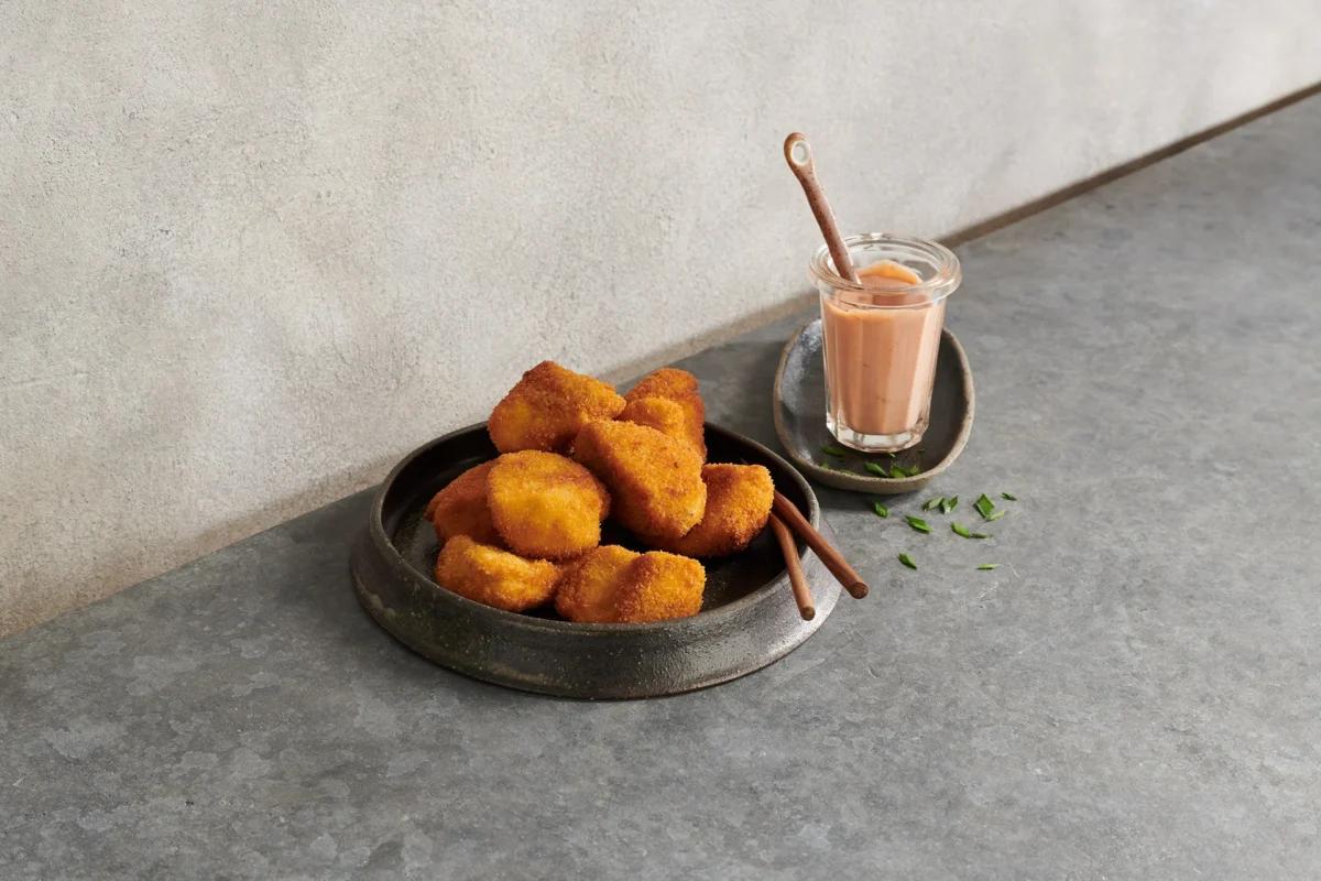 Chicken Nuggets aus der Kategorie Fleisch &amp; Fisch. Zubereitungsmethode Braten. Das fertige Gericht schön angerichtet und fotografiert aus Vogelperspektive (Food Fotografie). Serviervorschlag, Original Tiptopf Rezept, aus dem bekanntesten Kochbuch der Schweiz