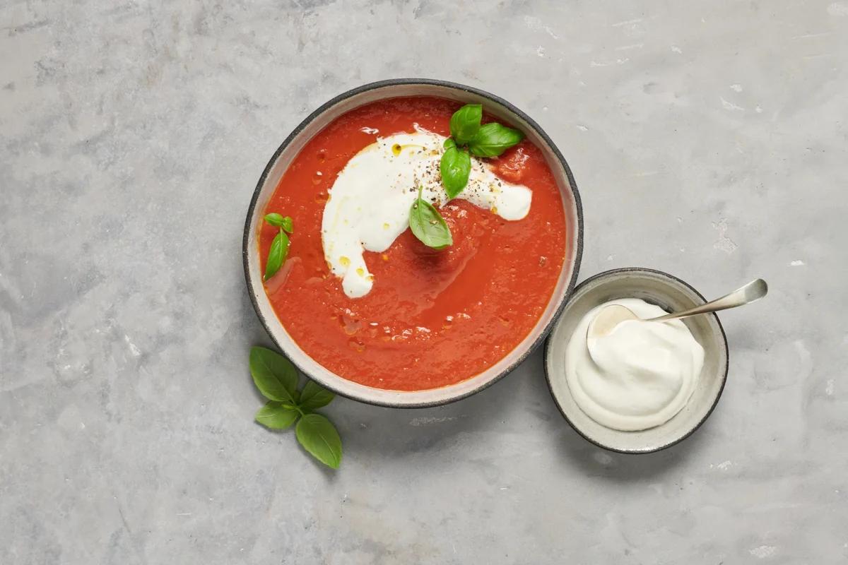 Tomatensuppe aus der Kategorie Suppen. Das fertige Gericht schön angerichtet und fotografiert aus Vogelperspektive (Food Fotografie). Serviervorschlag, Original Tiptopf Rezept, aus dem bekanntesten Kochbuch der Schweiz