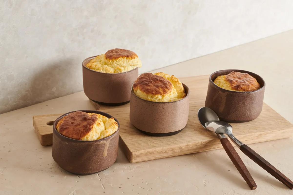 Käsesoufflé aus der Kategorie Gebäck salzig. Das fertige Gericht schön angerichtet und fotografiert aus Vogelperspektive (Food Fotografie). Serviervorschlag, Original Tiptopf Rezept, aus dem bekanntesten Kochbuch der Schweiz