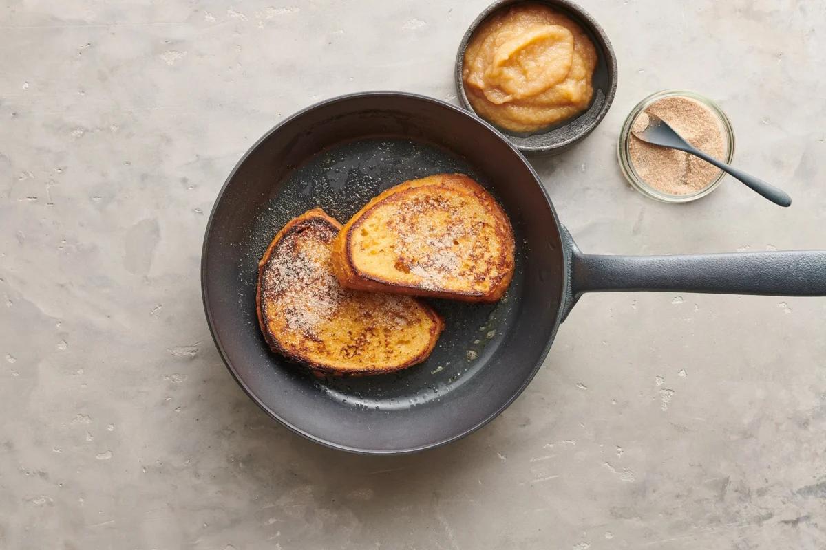 Fotzelschnitten aus der Kategorie Frühstück &amp; Brunch. Zubereitungsmethode Braten. Das fertige Gericht schön angerichtet und fotografiert aus Vogelperspektive (Food Fotografie). Serviervorschlag, Original Tiptopf Rezept, aus dem bekanntesten Kochbuch der Schweiz