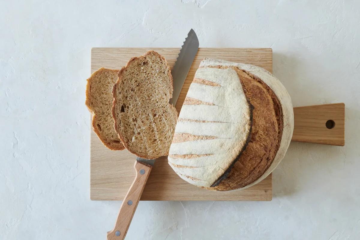 Brot aus der Kategorie Gebäck (Salziges). Das fertige Gericht schön angerichtet und fotografiert aus Vogelperspektive (Food Fotografie). Serviervorschlag, Original Tiptopf Rezept, aus dem bekanntesten Kochbuch der Schweiz