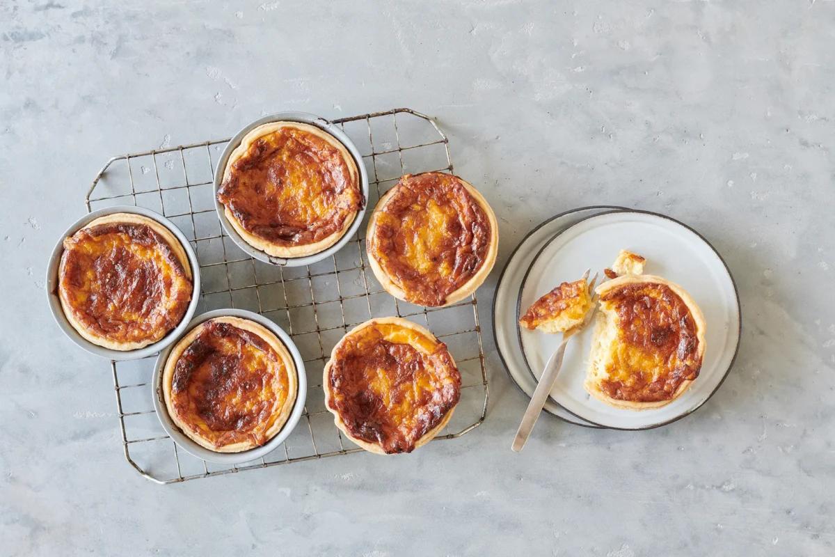 Käseküchlein, aus der Kategorie . Zubereitungsmethode Backen. Das fertige Gericht schön angerichtet und fotografiert aus Vogelperspektive (Food Fotografie). Serviervorschlag, Original Tiptopf Rezept, aus dem bekanntesten Kochbuch der Schweiz