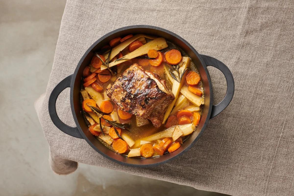 Ofenbraten aus der Kategorie Fleisch &amp; Fisch. Das fertige Gericht schön angerichtet und fotografiert aus Vogelperspektive (Food Fotografie). Serviervorschlag, Original Tiptopf Rezept, aus dem bekanntesten Kochbuch der Schweiz