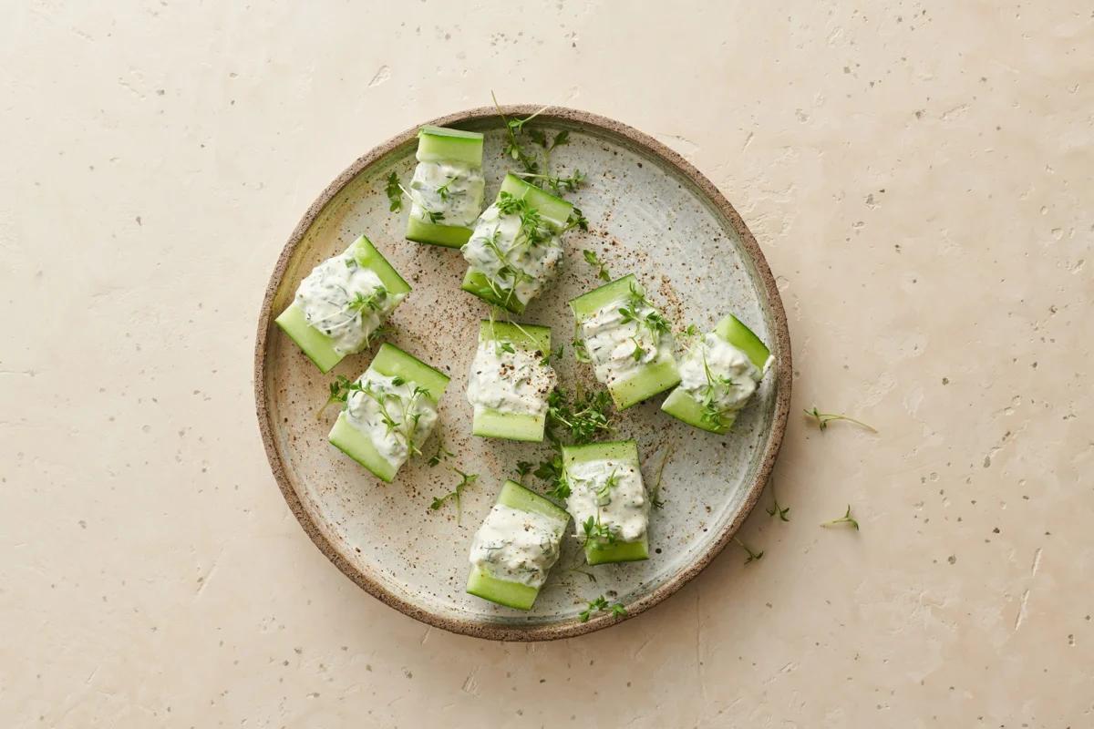 Gurkenschiffchen aus der Kategorie Snacks &amp; Fingerfood. Das fertige Gericht schön angerichtet und fotografiert aus Vogelperspektive (Food Fotografie). Serviervorschlag, Original Tiptopf Rezept, aus dem bekanntesten Kochbuch der Schweiz