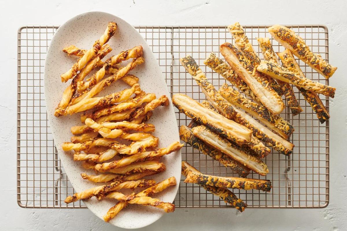 Blätterteigstangen aus der Kategorie Snacks &amp; Fingerfood. Zubereitungsmethode Backen. Das fertige Gericht schön angerichtet und fotografiert aus Vogelperspektive (Food Fotografie). Serviervorschlag, Original Tiptopf Rezept, aus dem bekanntesten Kochbuch der Schweiz