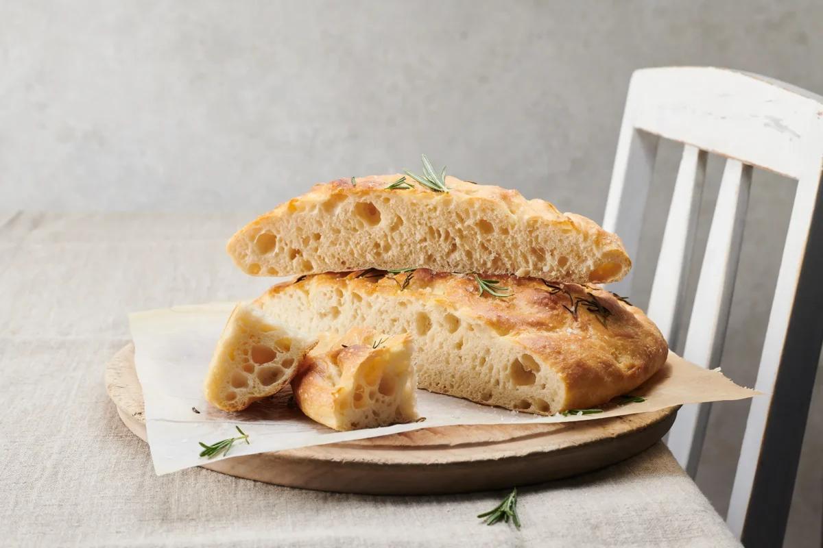 Focaccia aus der Kategorie Getreide (2). Zubereitungsmethode Backen. Das fertige Gericht schön angerichtet und fotografiert aus Vogelperspektive (Food Fotografie). Serviervorschlag, Original Tiptopf Rezept, aus dem bekanntesten Kochbuch der Schweiz