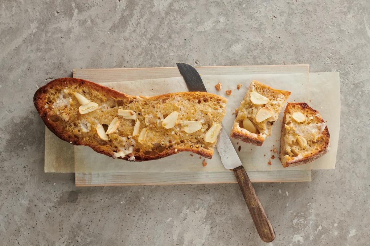 Knoblauchbrot aus der Kategorie Gebäck salzig. Das fertige Gericht schön angerichtet und fotografiert aus Vogelperspektive (Food Fotografie). Serviervorschlag, Original Tiptopf Rezept, aus dem bekanntesten Kochbuch der Schweiz