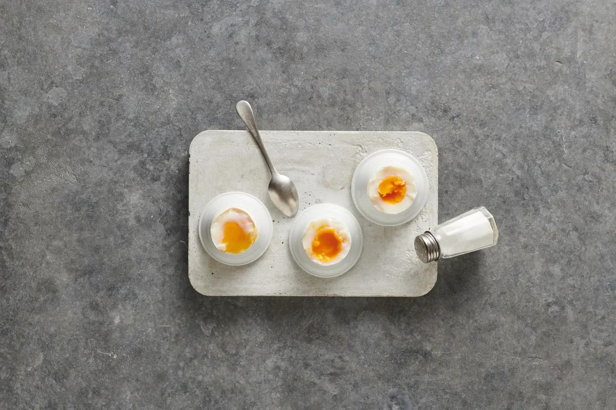 Gekochte Eier aus der Kategorie Frühstück &amp; Brunch. Das fertige Gericht schön angerichtet und fotografiert aus Vogelperspektive (Food Fotografie). Serviervorschlag, Original Tiptopf Rezept, aus dem bekanntesten Kochbuch der Schweiz