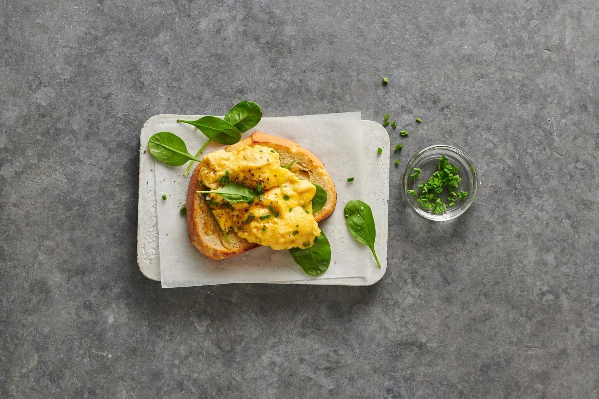 Rührei aus der Kategorie Frühstück &amp; Brunch. Zubereitungsmethode Braten. Das fertige Gericht schön angerichtet und fotografiert aus Vogelperspektive (Food Fotografie). Serviervorschlag, Original Tiptopf Rezept, aus dem bekanntesten Kochbuch der Schweiz