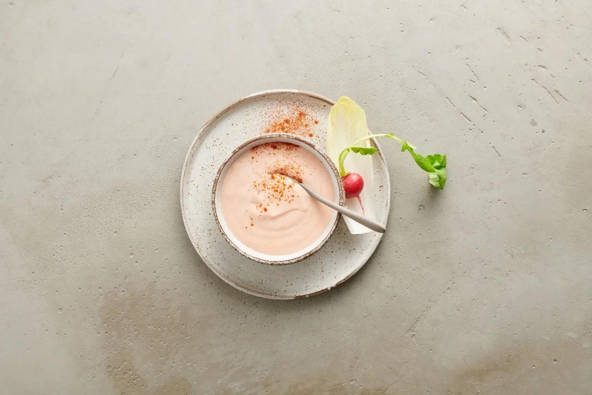 Cocktaildip. Das fertige Gericht schön angerichtet und fotografiert aus Vogelperspektive (Food Fotografie). Serviervorschlag, Original Tiptopf Rezept, aus dem bekanntesten Kochbuch der Schweiz