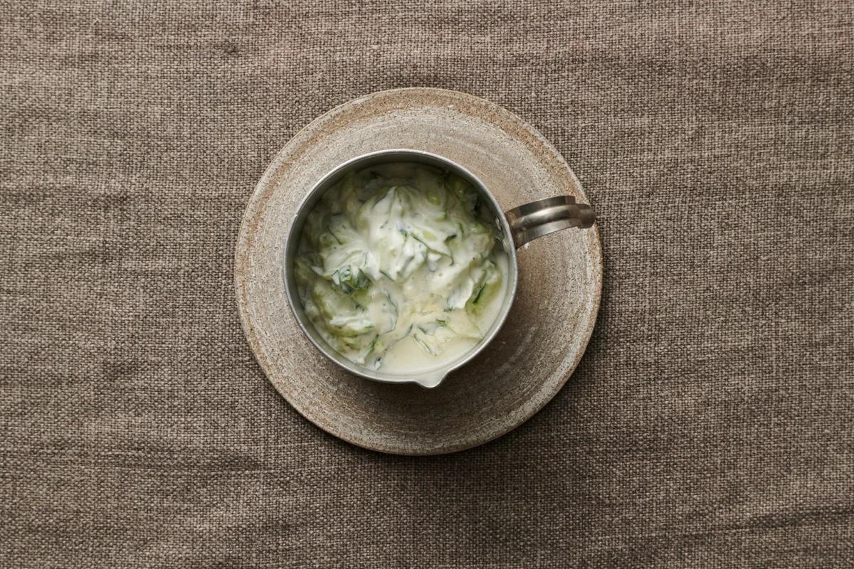 Tzatziki. Das fertige Gericht schön angerichtet und fotografiert aus Vogelperspektive (Food Fotografie). Serviervorschlag, Original Tiptopf Rezept, aus dem bekanntesten Kochbuch der Schweiz