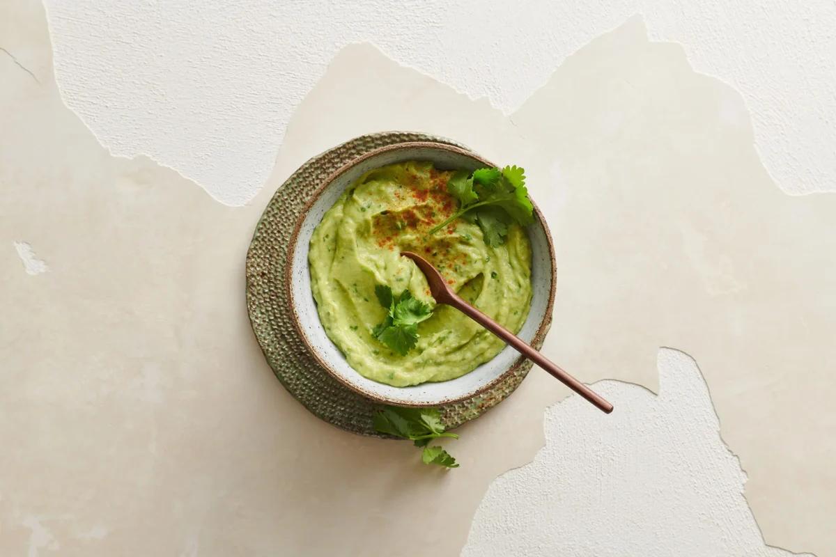 Guacamole aus der Kategorie Snacks &amp; Fingerfood. Zubereitungsmethode Rohkost. Das fertige Gericht schön angerichtet und fotografiert aus Vogelperspektive (Food Fotografie). Serviervorschlag, Original Tiptopf Rezept, aus dem bekanntesten Kochbuch der Schweiz