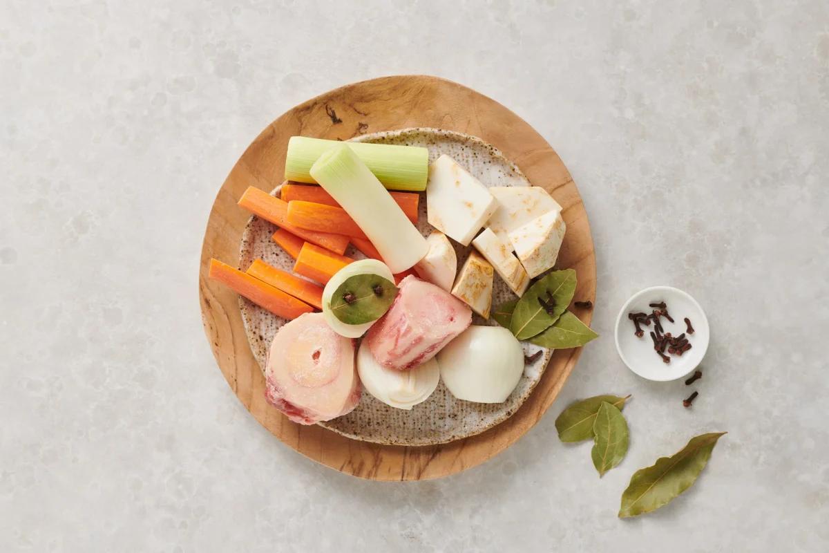 Bratengarnitur aus der Kategorie Fleisch &amp; Fisch. Zubereitungsmethode Schmoren. Das fertige Gericht schön angerichtet und fotografiert aus Vogelperspektive (Food Fotografie). Serviervorschlag, Original Tiptopf Rezept, aus dem bekanntesten Kochbuch der Schweiz