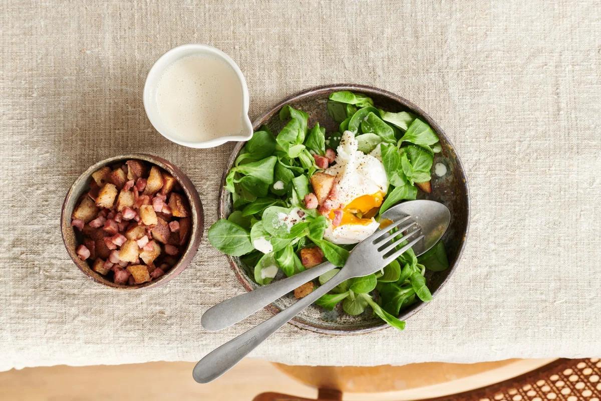 Nüsslisalat mit Ei aus der Kategorie Salate. Das fertige Gericht schön angerichtet und fotografiert aus Vogelperspektive (Food Fotografie). Serviervorschlag, Original Tiptopf Rezept, aus dem bekanntesten Kochbuch der Schweiz