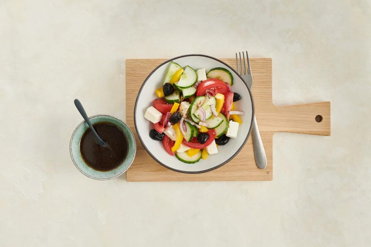 Griechischer Salat aus der Kategorie Ovo-lacto-vegetarisch. Das fertige Gericht schön angerichtet und fotografiert aus Vogelperspektive (Food Fotografie). Serviervorschlag, Original Tiptopf Rezept, aus dem bekanntesten Kochbuch der Schweiz