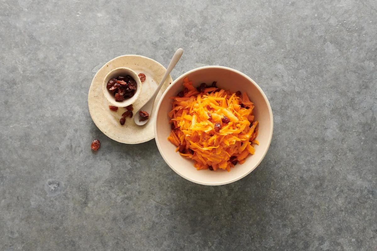 Rüeblisalat aus der Kategorie Salate. Das fertige Gericht schön angerichtet und fotografiert aus Vogelperspektive (Food Fotografie). Serviervorschlag, Original Tiptopf Rezept, aus dem bekanntesten Kochbuch der Schweiz