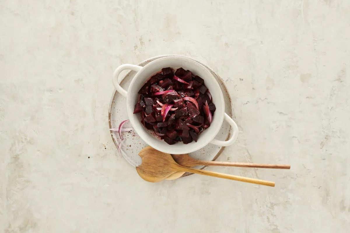 Randensalat aus der Kategorie Salate. Zubereitungsmethode keine. Das fertige Gericht schön angerichtet und fotografiert aus Vogelperspektive (Food Fotografie). Serviervorschlag, Original Tiptopf Rezept, aus dem bekanntesten Kochbuch der Schweiz