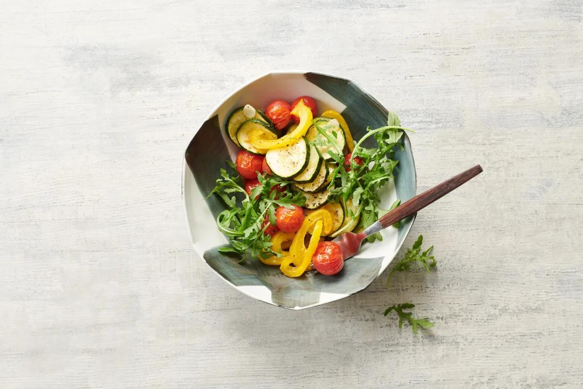 Sommersalat mit Gemüse. Das fertige Gericht schön angerichtet und fotografiert aus Vogelperspektive (Food Fotografie). Serviervorschlag, Original Tiptopf Rezept, aus dem bekanntesten Kochbuch der Schweiz