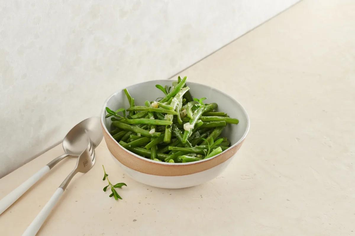 Bohnen aus der Kategorie Gemüse. Das fertige Gericht schön angerichtet und fotografiert aus Vogelperspektive (Food Fotografie). Serviervorschlag, Original Tiptopf Rezept, aus dem bekanntesten Kochbuch der Schweiz