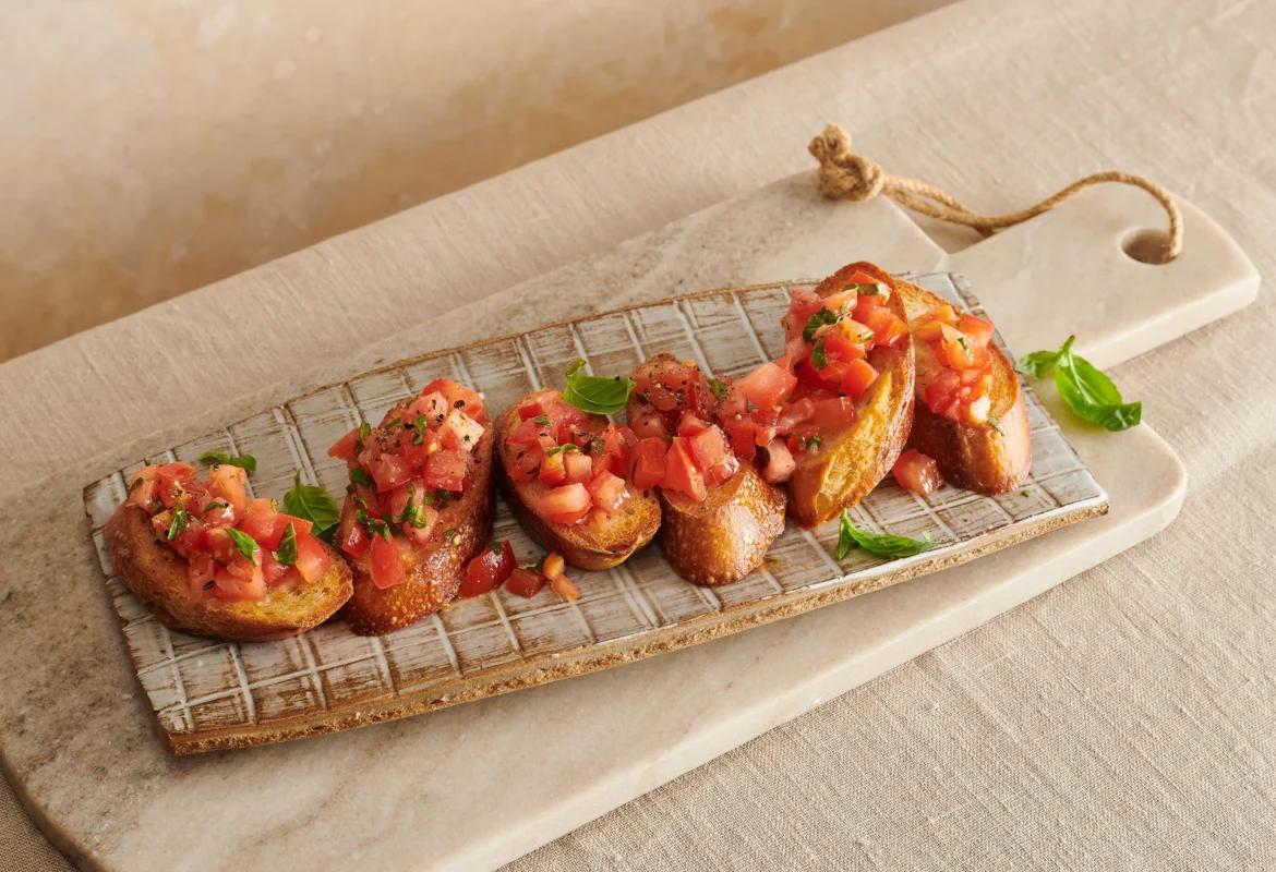 Bruschetta, aus der Kategorie . Zubereitungsmethode Rohkost. Das fertige Gericht schön angerichtet und fotografiert aus Vogelperspektive (Food Fotografie). Serviervorschlag, Original Tiptopf Rezept, aus dem bekanntesten Kochbuch der Schweiz