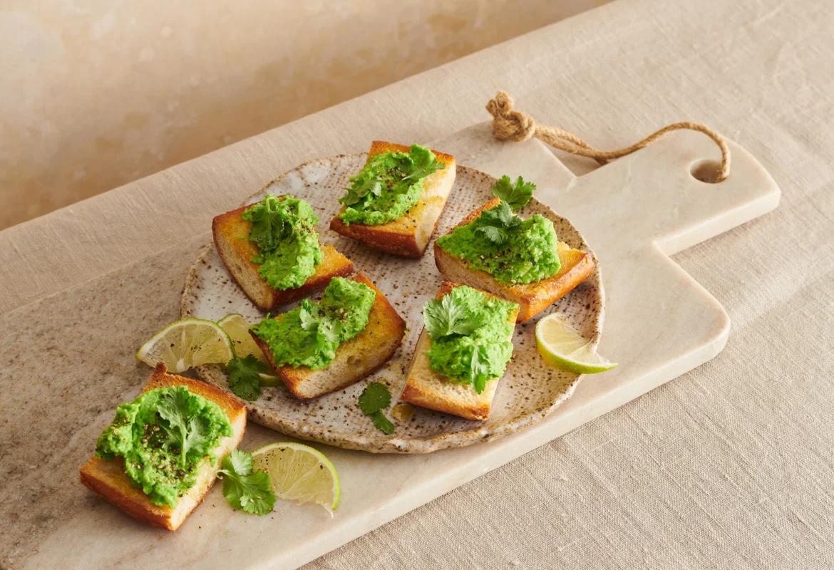 Erbsencrostini. Das fertige Gericht schön angerichtet und fotografiert aus Vogelperspektive (Food Fotografie). Serviervorschlag, Original Tiptopf Rezept, aus dem bekanntesten Kochbuch der Schweiz