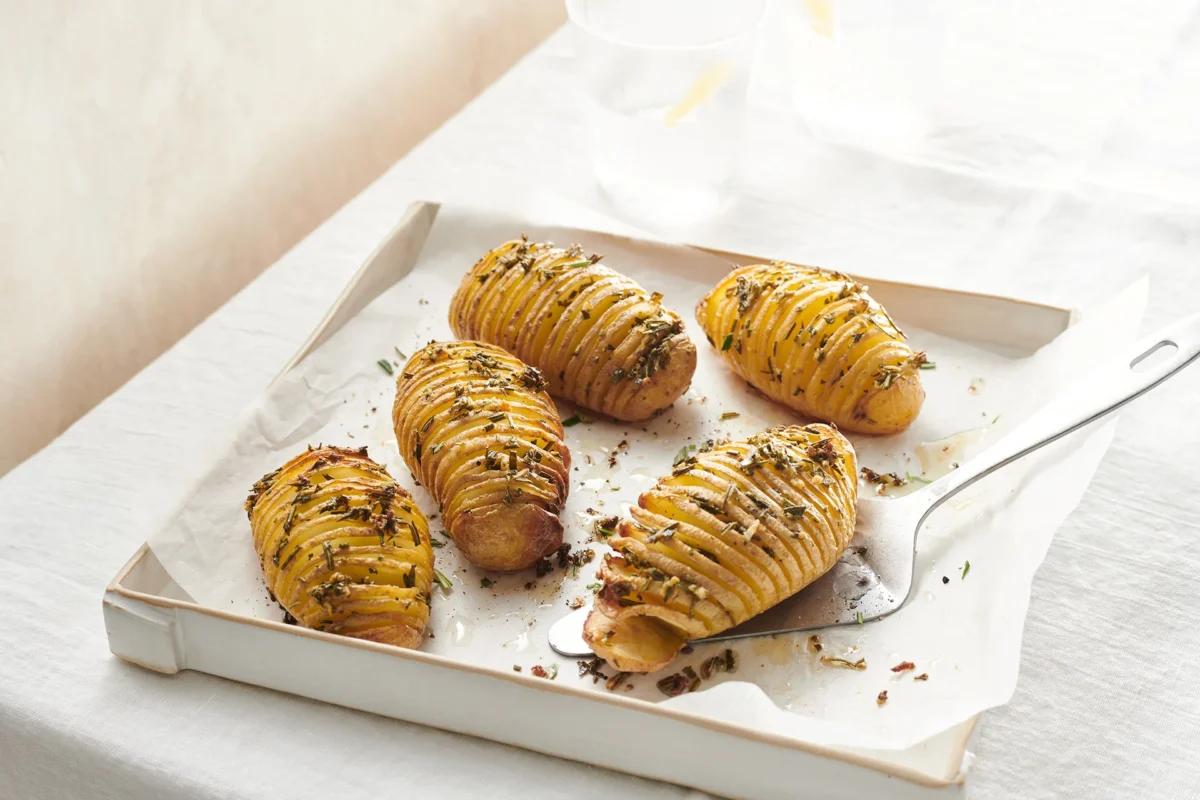 Fächerkartoffeln aus der Kategorie Kartoffeln &amp; Süsskartoffeln. Zubereitungsmethode Backen. Das fertige Gericht schön angerichtet und fotografiert aus Vogelperspektive (Food Fotografie). Serviervorschlag, Original Tiptopf Rezept, aus dem bekanntesten Kochbuch der Schweiz