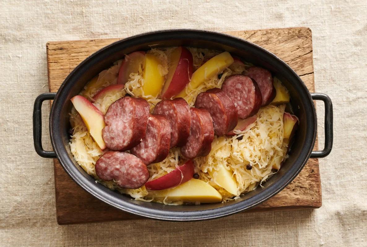 Kartoffel-One-Pot, aus der Kategorie . Zubereitungsmethode Schmoren. Das fertige Gericht schön angerichtet und fotografiert aus Vogelperspektive (Food Fotografie). Serviervorschlag, Original Tiptopf Rezept, aus dem bekanntesten Kochbuch der Schweiz