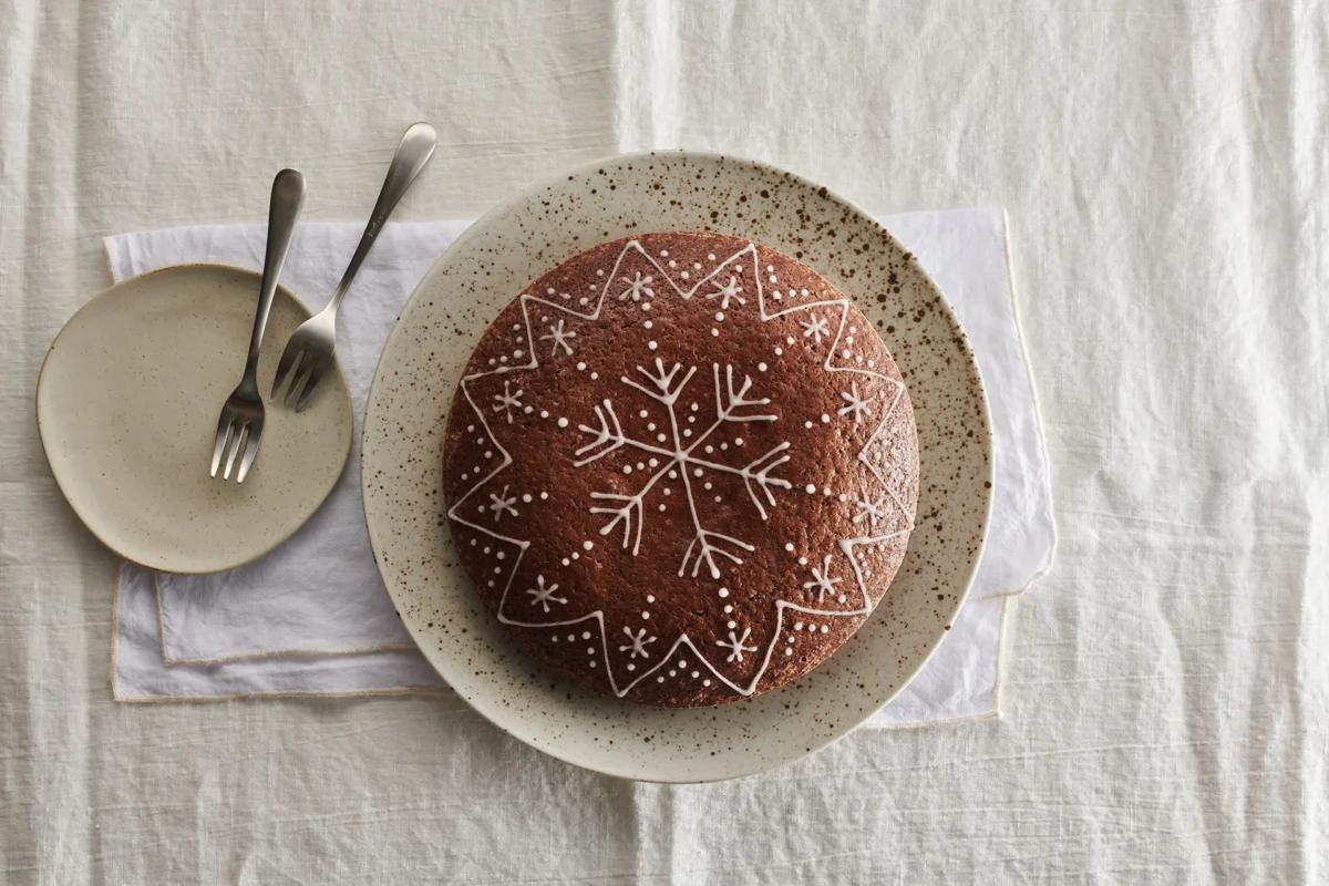 Lebkuchen aus der Kategorie Gebäck süss. Zubereitungsmethode Backen. Das fertige Gericht schön angerichtet und fotografiert aus Vogelperspektive (Food Fotografie). Serviervorschlag, Original Tiptopf Rezept, aus dem bekanntesten Kochbuch der Schweiz