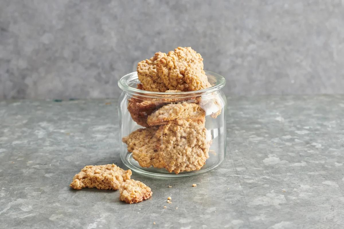 Hafercookies aus der Kategorie Gebäck süss. Das fertige Gericht schön angerichtet und fotografiert aus Vogelperspektive (Food Fotografie). Serviervorschlag, Original Tiptopf Rezept, aus dem bekanntesten Kochbuch der Schweiz