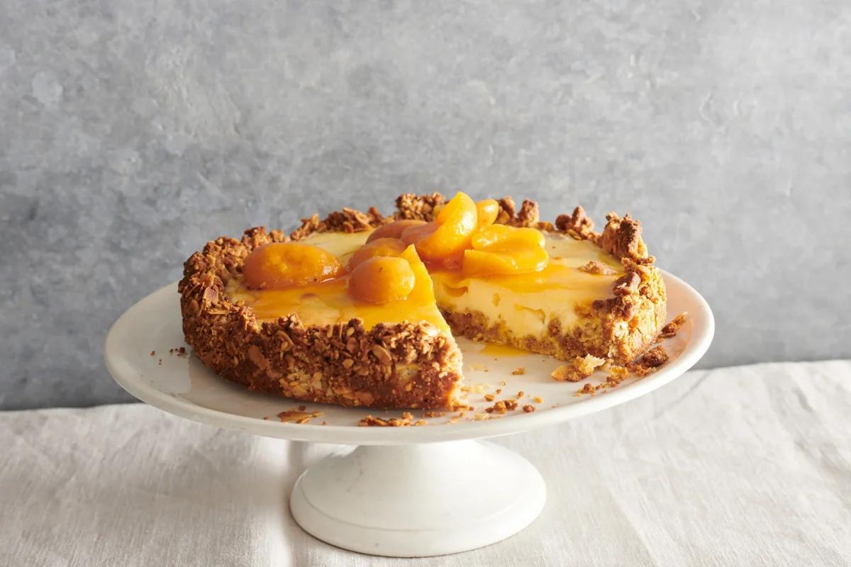 Aprikosencheesecake aus der Kategorie Früchte. Das fertige Gericht schön angerichtet und fotografiert aus Vogelperspektive (Food Fotografie). Serviervorschlag, Original Tiptopf Rezept, aus dem bekanntesten Kochbuch der Schweiz