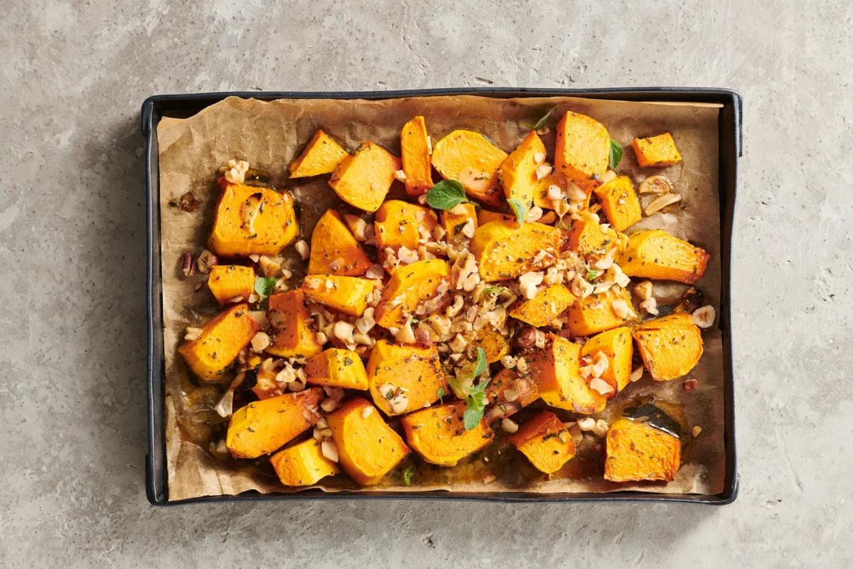 Ofenkürbis aus der Kategorie Gemüse. Zubereitungsmethode Backen. Das fertige Gericht schön angerichtet und fotografiert aus Vogelperspektive (Food Fotografie). Serviervorschlag, Original Tiptopf Rezept, aus dem bekanntesten Kochbuch der Schweiz