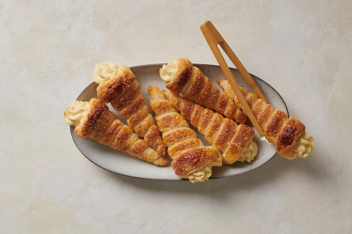 Vanillecornets, aus der Kategorie . Zubereitungsmethode Backen. Das fertige Gericht schön angerichtet und fotografiert aus Vogelperspektive (Food Fotografie). Serviervorschlag, Original Tiptopf Rezept, aus dem bekanntesten Kochbuch der Schweiz