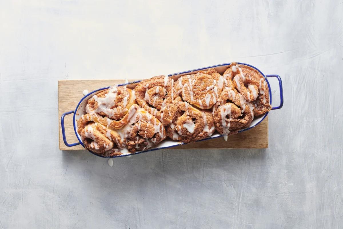 Zimtschnecken aus der Kategorie Gebäck süss. Das fertige Gericht schön angerichtet und fotografiert aus Vogelperspektive (Food Fotografie). Serviervorschlag, Original Tiptopf Rezept, aus dem bekanntesten Kochbuch der Schweiz