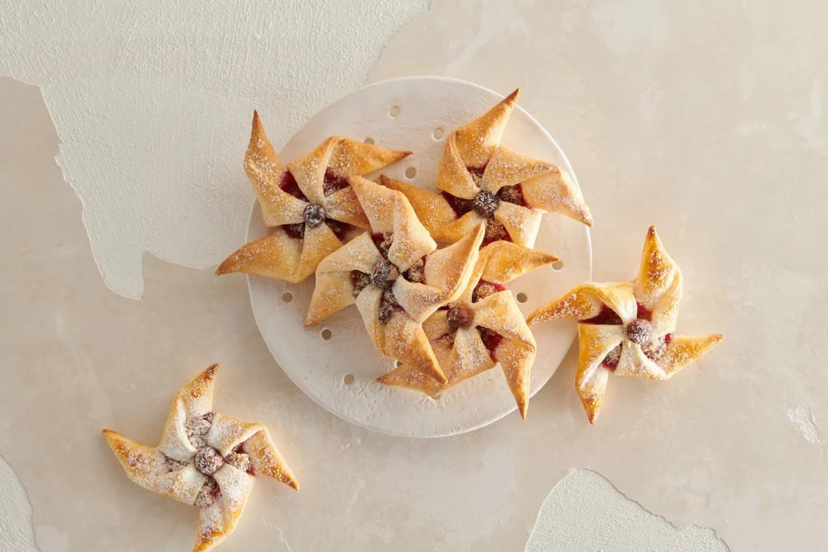 Windrädli. Das fertige Gericht schön angerichtet und fotografiert aus Vogelperspektive (Food Fotografie). Serviervorschlag, Original Tiptopf Rezept, aus dem bekanntesten Kochbuch der Schweiz