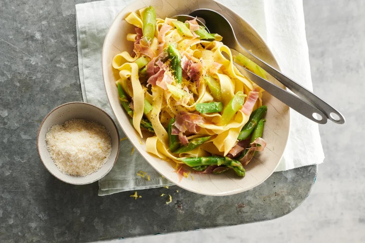 Spargelpasta aus der Kategorie Getreide. Das fertige Gericht schön angerichtet und fotografiert aus Vogelperspektive (Food Fotografie). Serviervorschlag, Original Tiptopf Rezept, aus dem bekanntesten Kochbuch der Schweiz