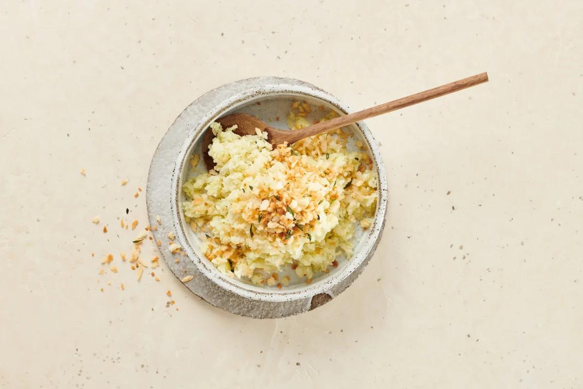 Blumenkohlhack aus der Kategorie Gemüse. Das fertige Gericht schön angerichtet und fotografiert aus Vogelperspektive (Food Fotografie). Serviervorschlag, Original Tiptopf Rezept, aus dem bekanntesten Kochbuch der Schweiz