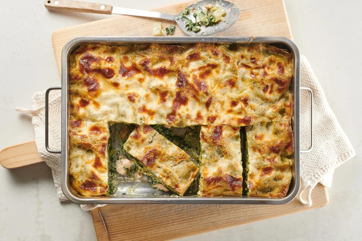 Grüne Lasagne aus der Kategorie Getreide. Das fertige Gericht schön angerichtet und fotografiert aus Vogelperspektive (Food Fotografie). Serviervorschlag, Original Tiptopf Rezept, aus dem bekanntesten Kochbuch der Schweiz