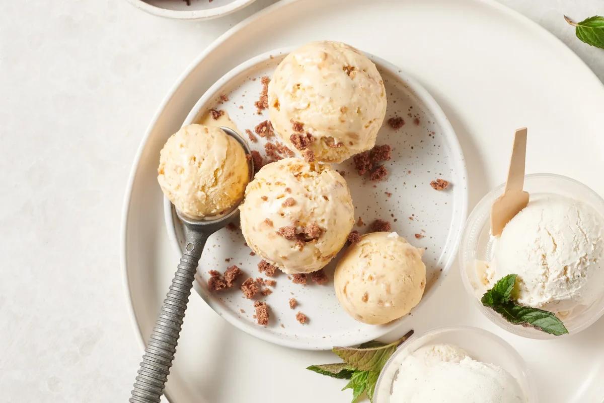 Lebkuchenglace aus der Kategorie Desserts. Das fertige Gericht schön angerichtet und fotografiert aus Vogelperspektive (Food Fotografie). Serviervorschlag, Original Tiptopf Rezept, aus dem bekanntesten Kochbuch der Schweiz