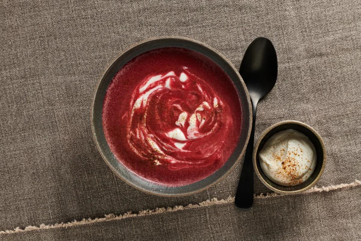 Randensuppe mit Joghurt aus der Kategorie Suppen. Das fertige Gericht schön angerichtet und fotografiert aus Vogelperspektive (Food Fotografie). Serviervorschlag, Original Tiptopf Rezept, aus dem bekanntesten Kochbuch der Schweiz