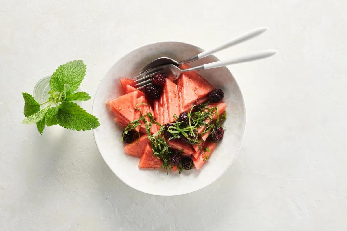 Melonensalat aus der Kategorie Desserts. Zubereitungsmethode Rohkost. Das fertige Gericht schön angerichtet und fotografiert aus Vogelperspektive (Food Fotografie). Serviervorschlag, Original Tiptopf Rezept, aus dem bekanntesten Kochbuch der Schweiz