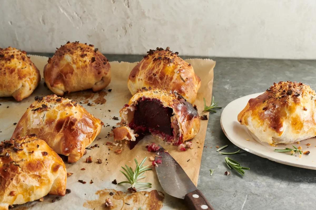 Randen im Blätterteig aus der Kategorie Gemüse. Das fertige Gericht schön angerichtet und fotografiert aus Vogelperspektive (Food Fotografie). Serviervorschlag, Original Tiptopf Rezept, aus dem bekanntesten Kochbuch der Schweiz