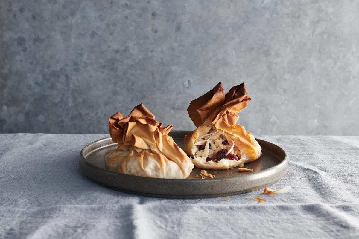 Kabisbeutel. Das fertige Gericht schön angerichtet und fotografiert aus Vogelperspektive (Food Fotografie). Serviervorschlag, Original Tiptopf Rezept, aus dem bekanntesten Kochbuch der Schweiz