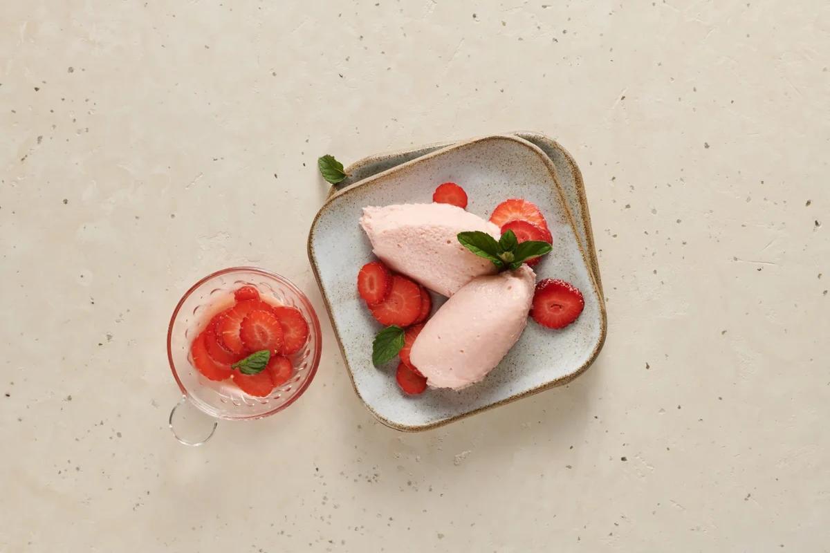 Rhabarbermousse aus der Kategorie Früchte. Das fertige Gericht schön angerichtet und fotografiert aus Vogelperspektive (Food Fotografie). Serviervorschlag, Original Tiptopf Rezept, aus dem bekanntesten Kochbuch der Schweiz